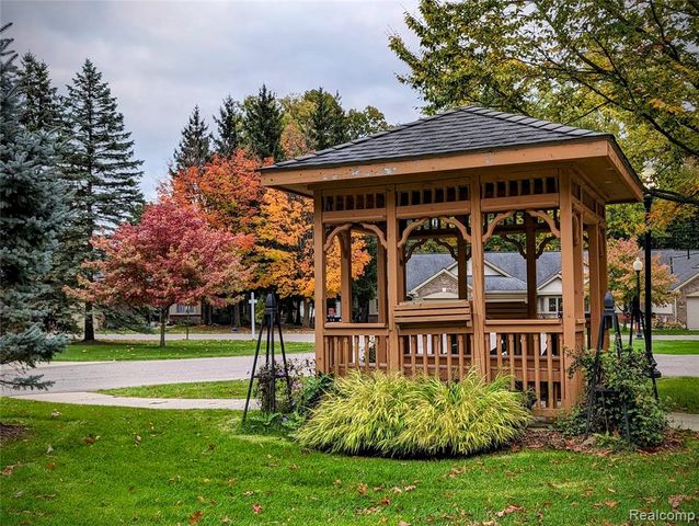 21305 Juniper Court 61, Farmington Hills, MI 48336