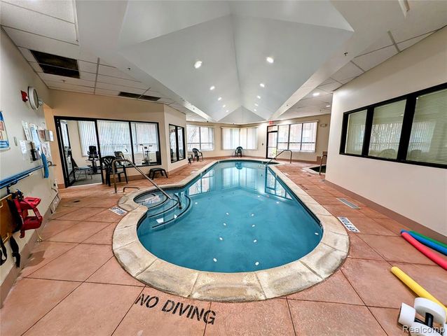 21305 Juniper Court 61, Farmington Hills, MI 48336