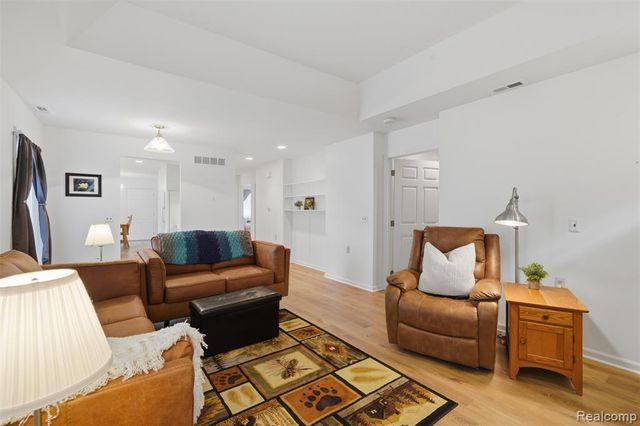 21305 Juniper Court 61, Farmington Hills, MI 48336