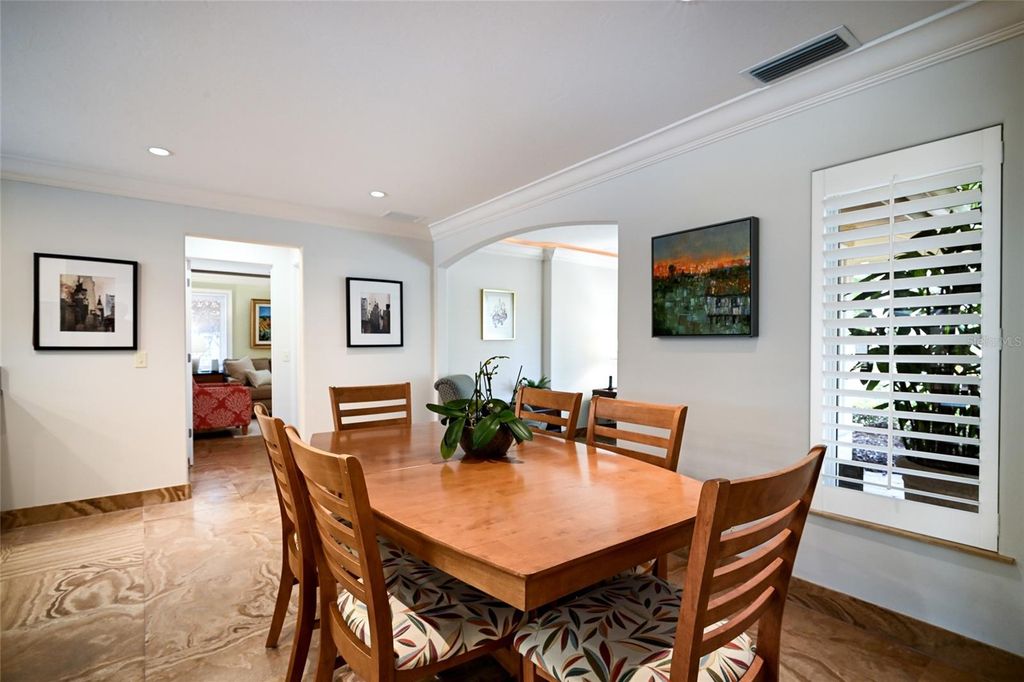 Image 11 of property listing at 218 ROBIN DRIVE, Sarasota, FL 34236