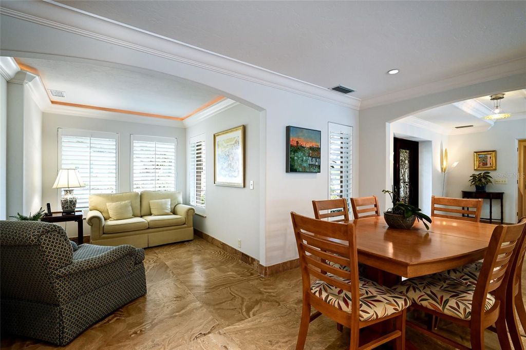 Image 12 of property listing at 218 ROBIN DRIVE, Sarasota, FL 34236