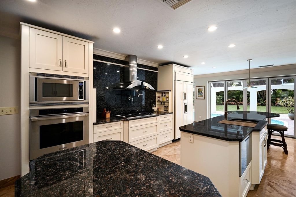 Image 13 of property listing at 218 ROBIN DRIVE, Sarasota, FL 34236