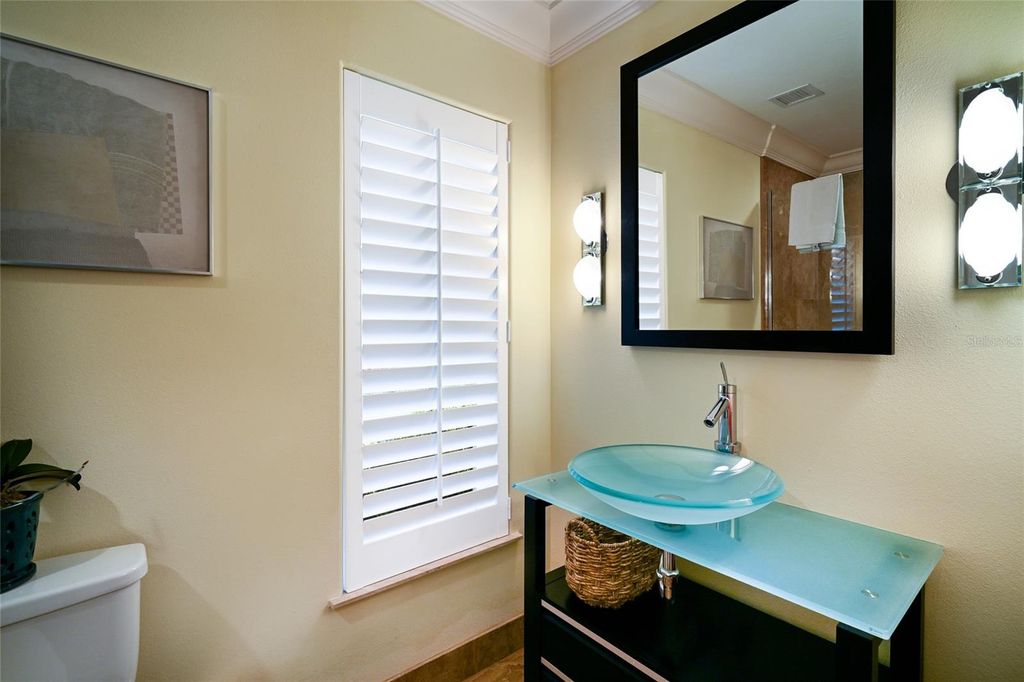 Image 19 of property listing at 218 ROBIN DRIVE, Sarasota, FL 34236