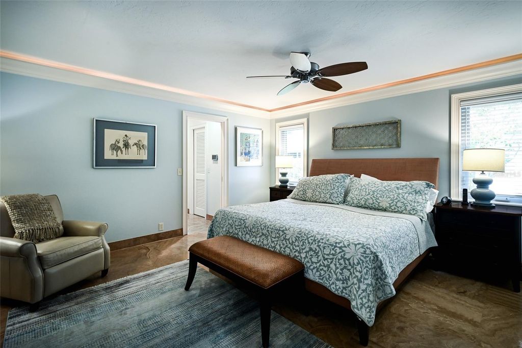 Image 20 of property listing at 218 ROBIN DRIVE, Sarasota, FL 34236