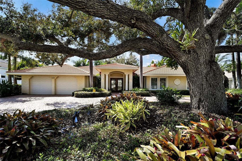 Image 3 of property listing at 218 ROBIN DRIVE, Sarasota, FL 34236