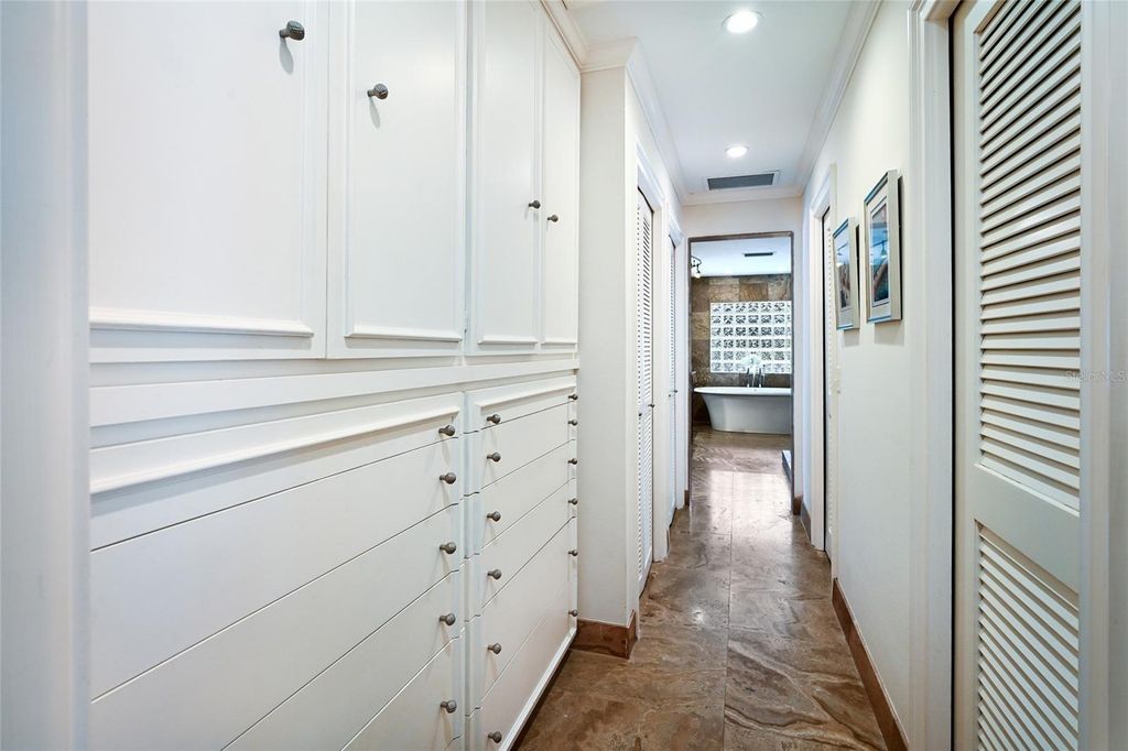 Image 22 of property listing at 218 ROBIN DRIVE, Sarasota, FL 34236