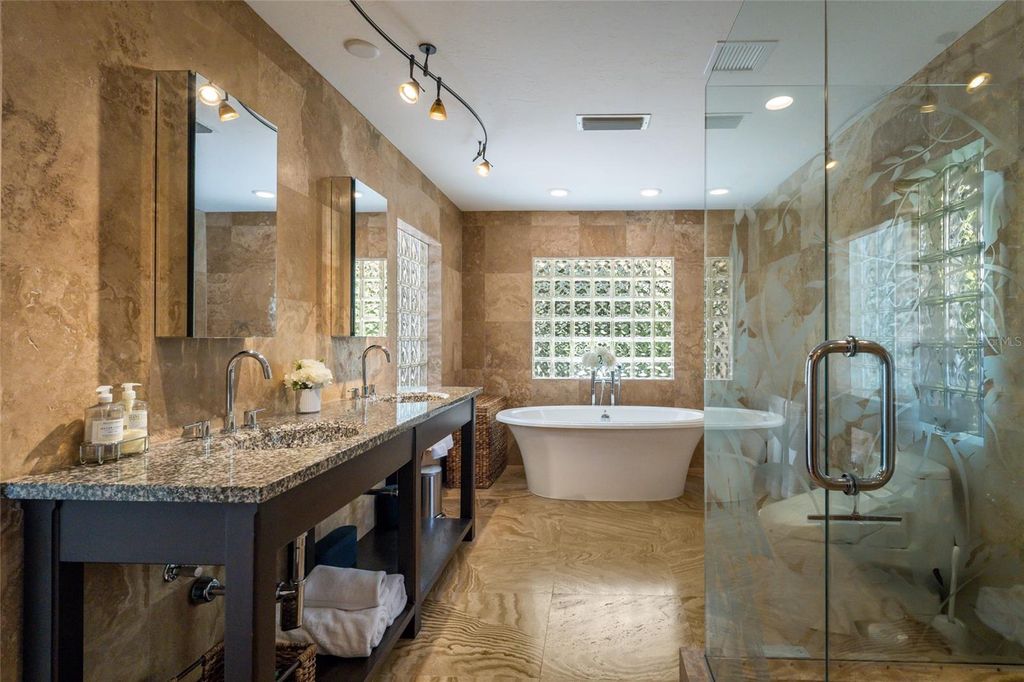 Image 23 of property listing at 218 ROBIN DRIVE, Sarasota, FL 34236