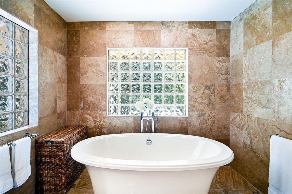 Image 24 of property listing at 218 ROBIN DRIVE, Sarasota, FL 34236