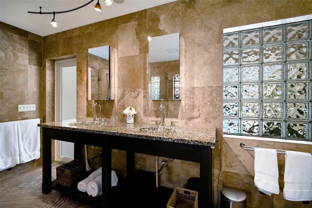 Image 25 of property listing at 218 ROBIN DRIVE, Sarasota, FL 34236