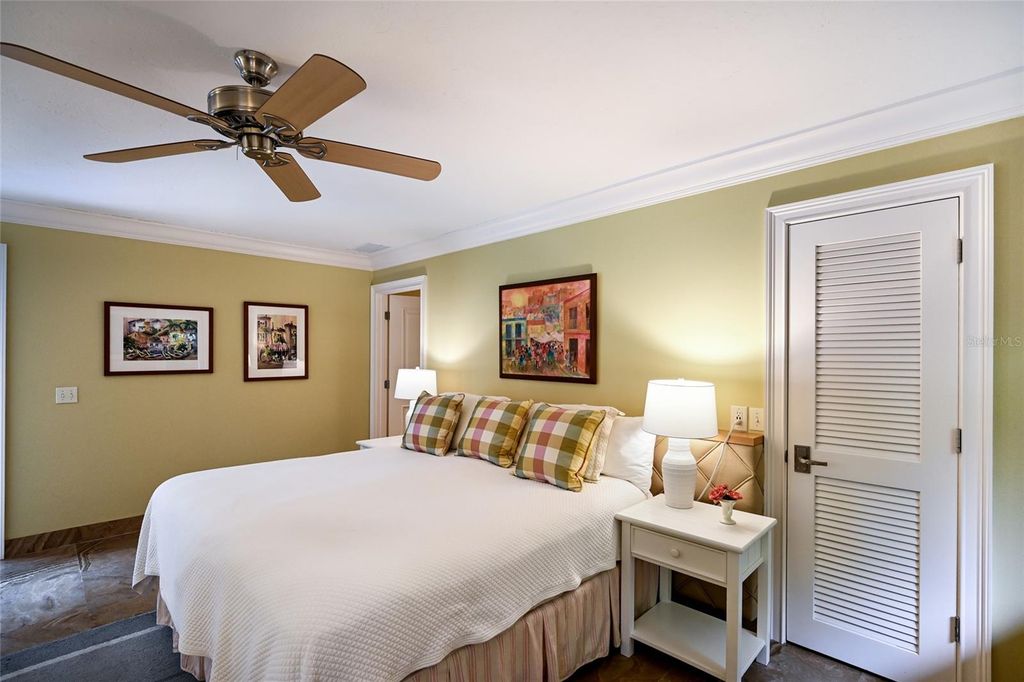 Image 27 of property listing at 218 ROBIN DRIVE, Sarasota, FL 34236