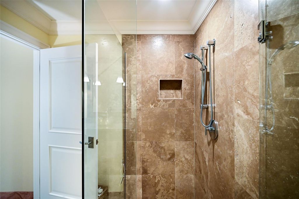 Image 29 of property listing at 218 ROBIN DRIVE, Sarasota, FL 34236