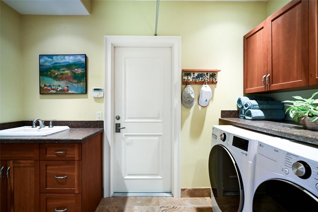 Image 30 of property listing at 218 ROBIN DRIVE, Sarasota, FL 34236