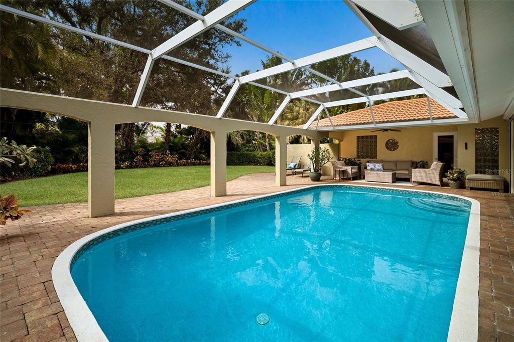 Image 32 of property listing at 218 ROBIN DRIVE, Sarasota, FL 34236