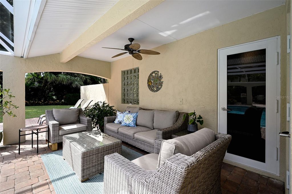 Image 35 of property listing at 218 ROBIN DRIVE, Sarasota, FL 34236