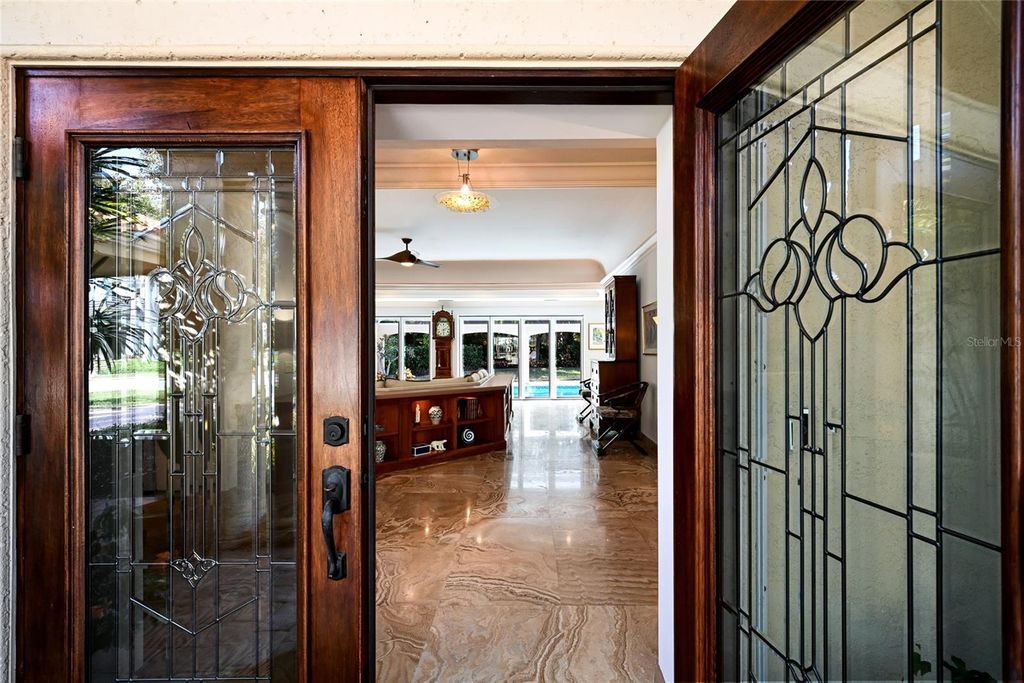 Image 6 of property listing at 218 ROBIN DRIVE, Sarasota, FL 34236