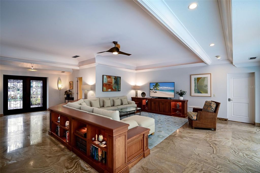 Image 7 of property listing at 218 ROBIN DRIVE, Sarasota, FL 34236