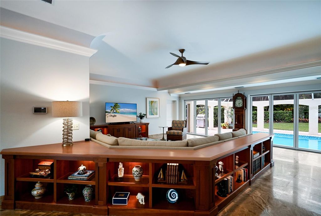 Image 8 of property listing at 218 ROBIN DRIVE, Sarasota, FL 34236