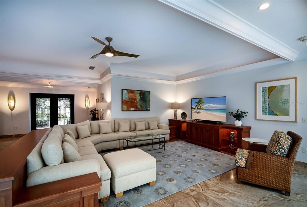 Image 9 of property listing at 218 ROBIN DRIVE, Sarasota, FL 34236