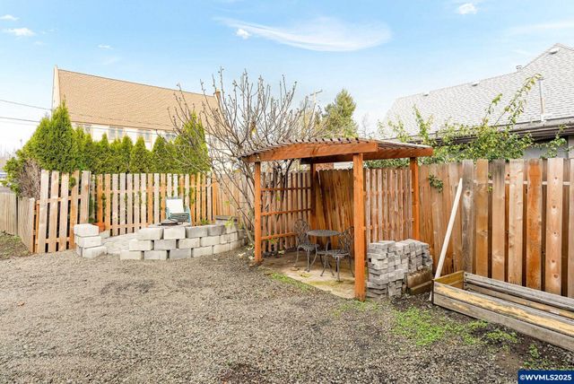 165 SE Clay St, Dallas, OR 97338