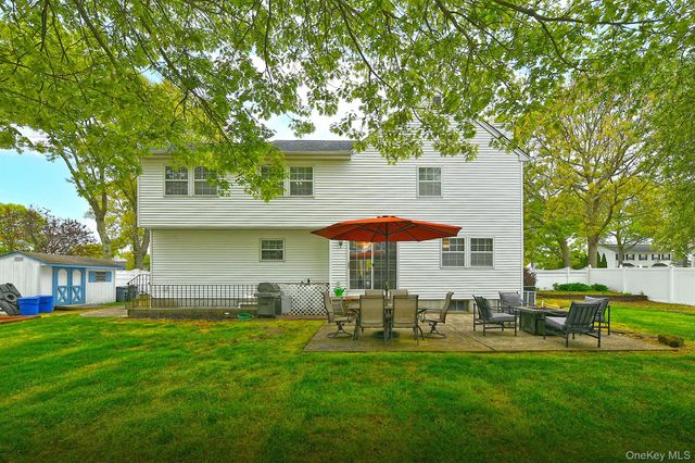 79 6th Avenue, Holtsville, NY 11742