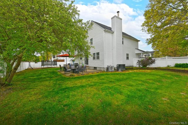 79 6th Avenue, Holtsville, NY 11742