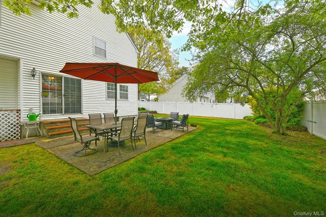 79 6th Avenue, Holtsville, NY 11742