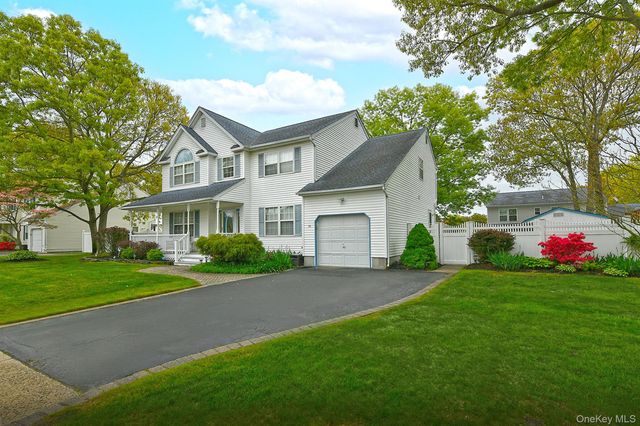 79 6th Avenue, Holtsville, NY 11742