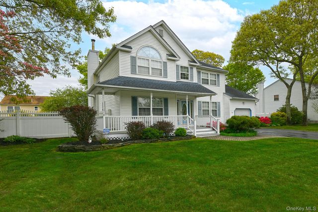 79 6th Avenue, Holtsville, NY 11742