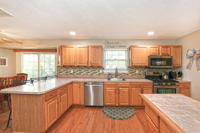 79 6th Avenue, Holtsville, NY 11742