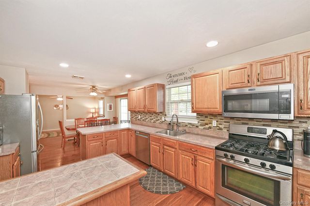 79 6th Avenue, Holtsville, NY 11742