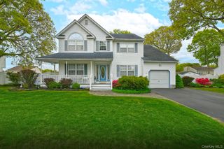 79 6th Avenue, Holtsville, NY 11742