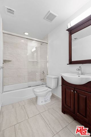 5633 Carlton Way 203, Los Angeles, CA 90028