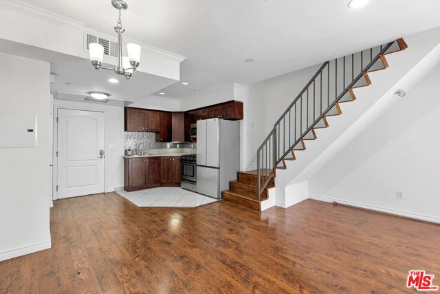 5633 Carlton Way 203, Los Angeles, CA 90028