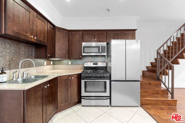 5633 Carlton Way 203, Los Angeles, CA 90028