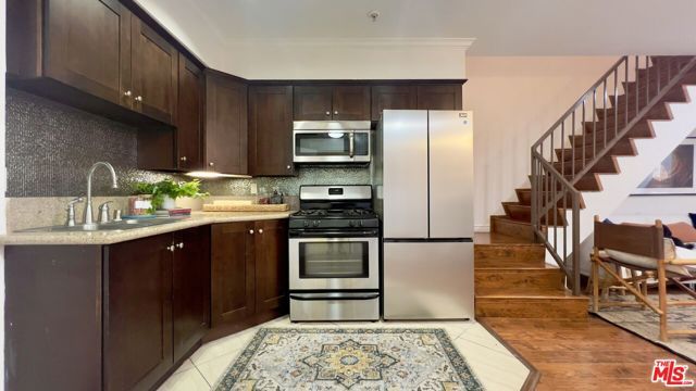 5633 Carlton Way 203, Los Angeles, CA 90028