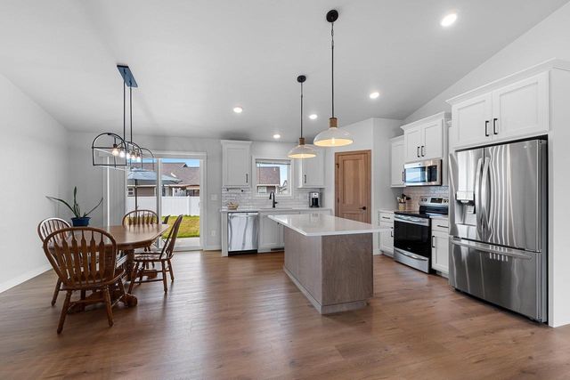 869 JOEANNA WAY, Pulaski, WI 54162