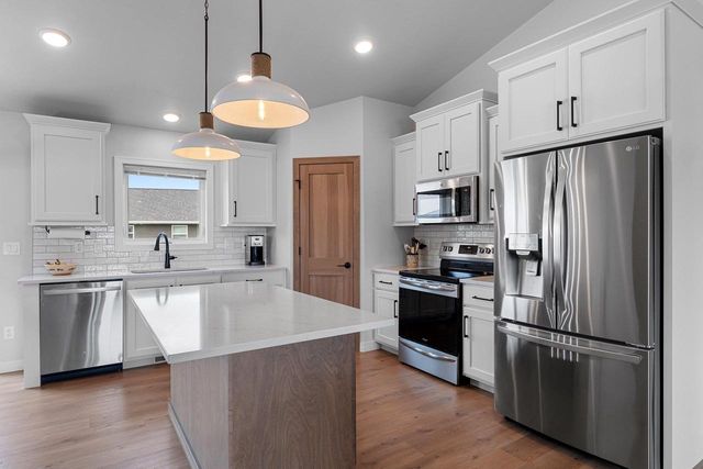 869 JOEANNA WAY, Pulaski, WI 54162