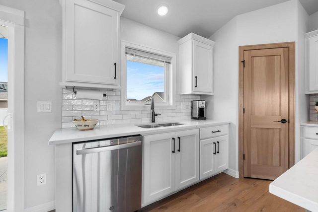 869 JOEANNA WAY, Pulaski, WI 54162