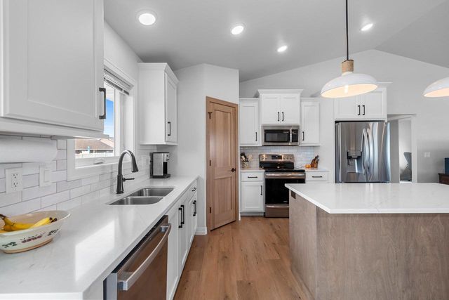 869 JOEANNA WAY, Pulaski, WI 54162