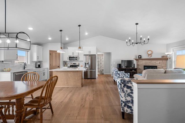 869 JOEANNA WAY, Pulaski, WI 54162