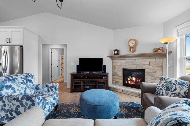 869 JOEANNA WAY, Pulaski, WI 54162