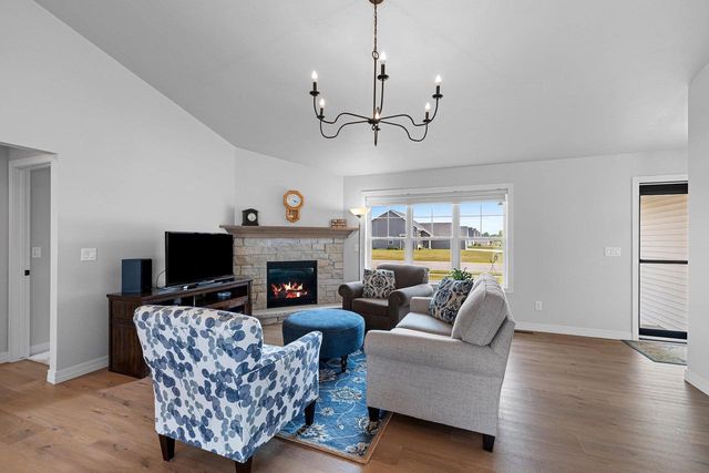 869 JOEANNA WAY, Pulaski, WI 54162