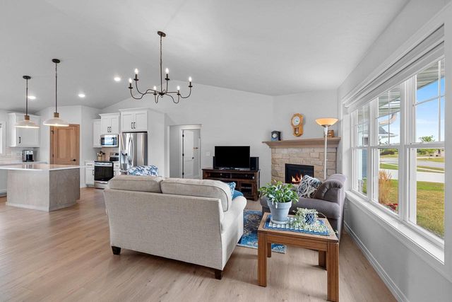 869 JOEANNA WAY, Pulaski, WI 54162