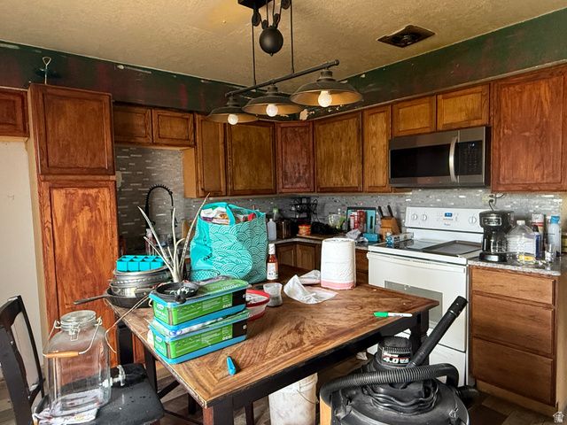 3726 S 2025 W, Roy, UT 84067