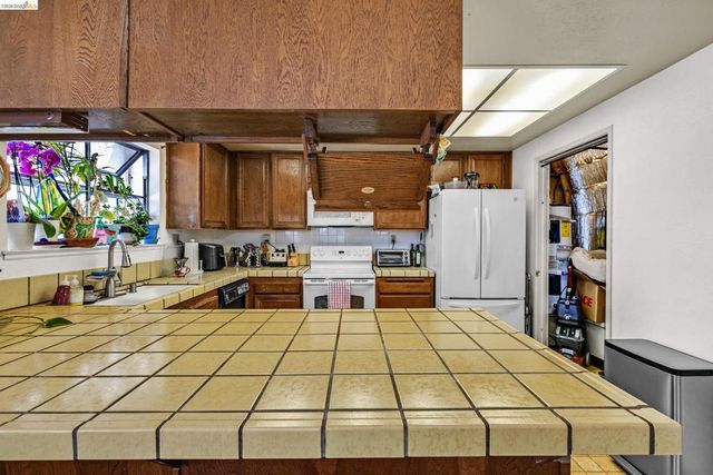 2567 El Portal Dr A, San Pablo, CA 94806