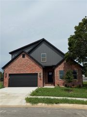 2303 Cassidy Court, Siloam Springs, AR 72761