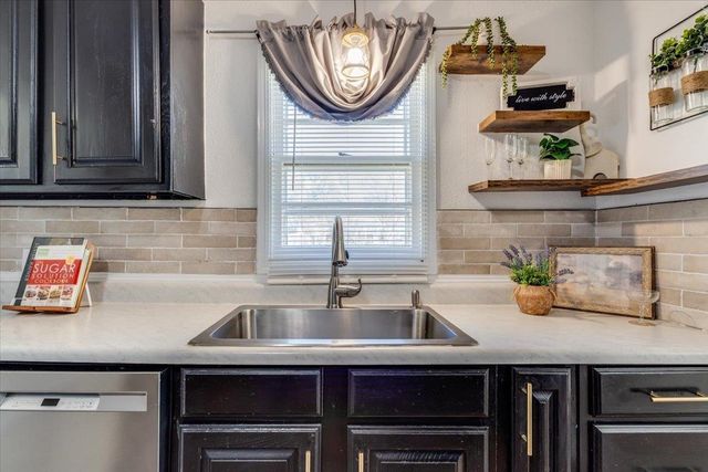 400 W Hollywood St, Wichita, KS 67217