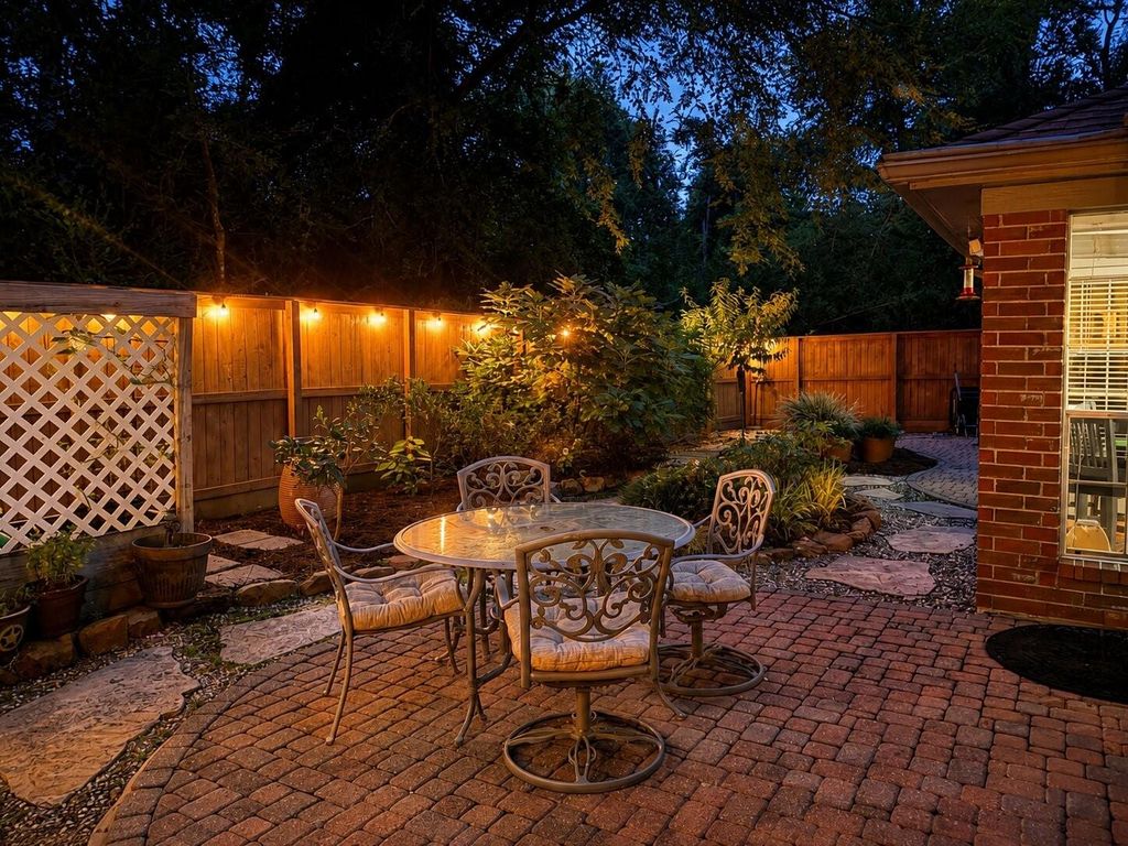 99 S Village Knoll Circle, The Woodlands, TX 77381