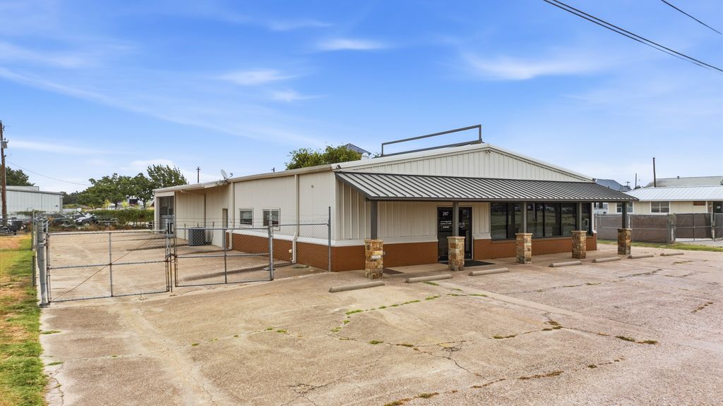 207 Eastridge Road, Granbury, TX 76049 — exterior