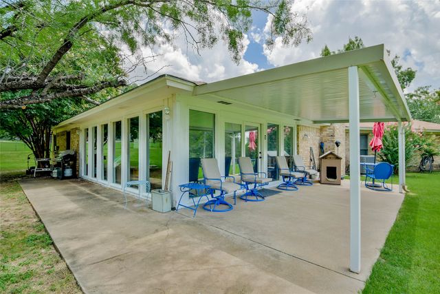 300 Saddleview Court, Granbury, TX 76048